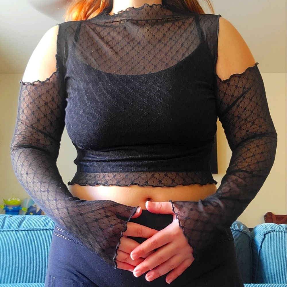 L.A. Hearts sheer cold shoulder mock neck crop w/ lettuce trim 🖤